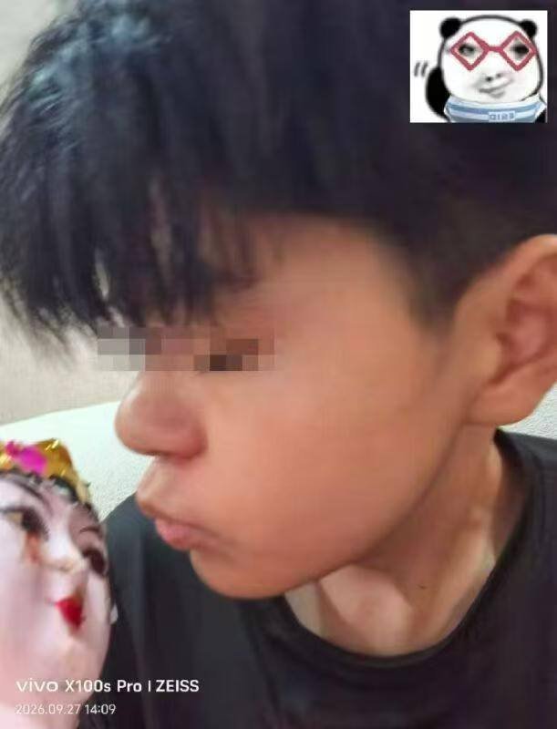 BaiPiaoLee's tweet photo. 国内还是力工太压抑了。赚不到钱找不到老婆，没有女朋友。只好买个纸人凑合。也算是开眼了，真是百无禁忌！ https://t.co/boFVU7jzmd