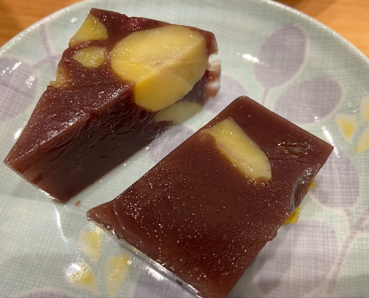 fDILIN98raChF5S's tweet photo. ＃豊橋市　＃栗羊羹　＃手作りおやつ
利用者さんから栗をいただいたので、イケオジ和菓子職人が栗を甘露煮にして、栗羊羹を作ってくれました✨✨　
三角の羊羹が粒あんで、四角のがこし餡です✨ https://t.co/V3VeTjg7eB