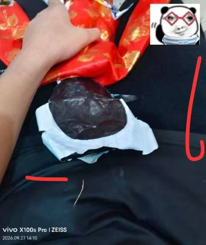 BaiPiaoLee's tweet photo. 国内还是力工太压抑了。赚不到钱找不到老婆，没有女朋友。只好买个纸人凑合。也算是开眼了，真是百无禁忌！ https://t.co/boFVU7jzmd