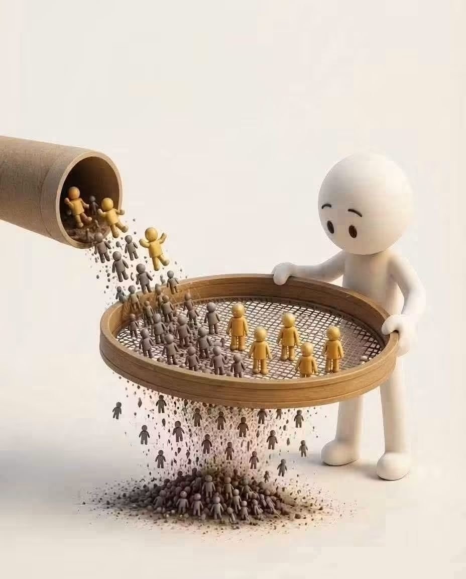 WooW_2025's tweet photo. ليس كلُّ ما يمرُّ من الغربال يستحقُّ أن يبقى؛ فالحياةُ تُسقِط الزائف، وتُبقِي الأصيل...🤍 https://t.co/fo2ESJNTMw