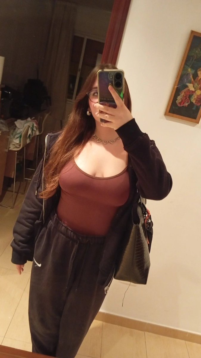 sv_miry's tweet photo. me han venido a ladrarme y a repetir como loritos lo de "gorda". Es de cachondeo esto jjjj 
Me ofende mucho, como podéis ver. Más fotos de la gorda pa vosotros. Deleitaos, bona nit! https://t.co/u8hbTMqLw0