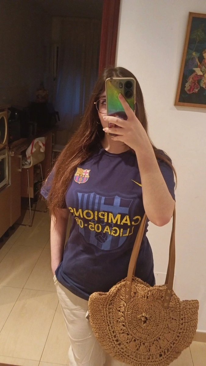 sv_miry's tweet photo. me han venido a ladrarme y a repetir como loritos lo de "gorda". Es de cachondeo esto jjjj 
Me ofende mucho, como podéis ver. Más fotos de la gorda pa vosotros. Deleitaos, bona nit! https://t.co/u8hbTMqLw0