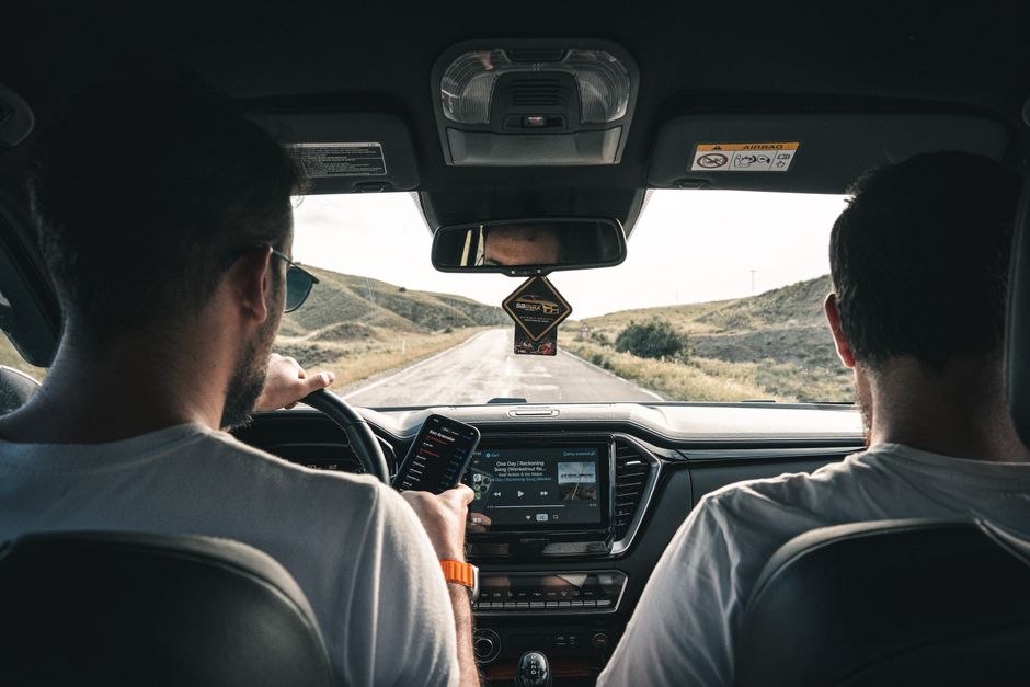 LuluStateFarm's tweet photo. Friday debate 🚗💨
You have to take a 10-hour road trip tomorrow. Who are you bringing?
😂 Your funniest friend
🎧 The friend with the best playlist
🍿 The friend who brings all the snacks
😴 Nobody you want peace and quiet
Tell us your pick! 👇 https://t.co/6NHhHkbn8o