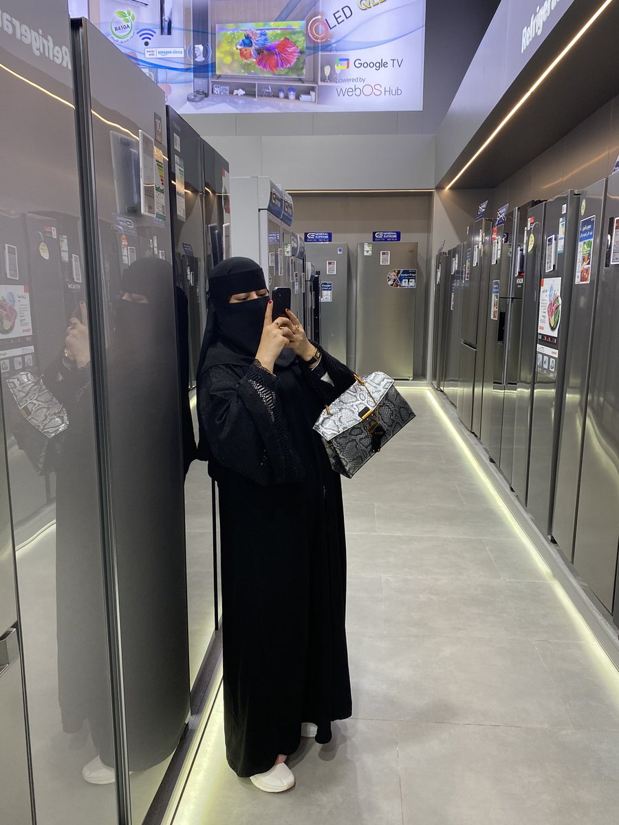 k_zu17's tweet photo. ماما عمرها ٤١ وأنا ٢٤
تعتبرني صديقتها المفضلة
نطقم نفس اللبس والمناكير وأسوي لها نقش الحنا ونطلع كوفي سوا واصورها وهي تصور أحلامها وعادي تسولف لي عن أحلامها الكثيرة اللي أنا بعمري ما فكرت فيها
توسع لي أحلامي وتطلعني من خمولي النفسي لطاقتها المحبة للحياة 
أمي شابة أكثر مني وأحبها https://t.co/mkfxvst0QG