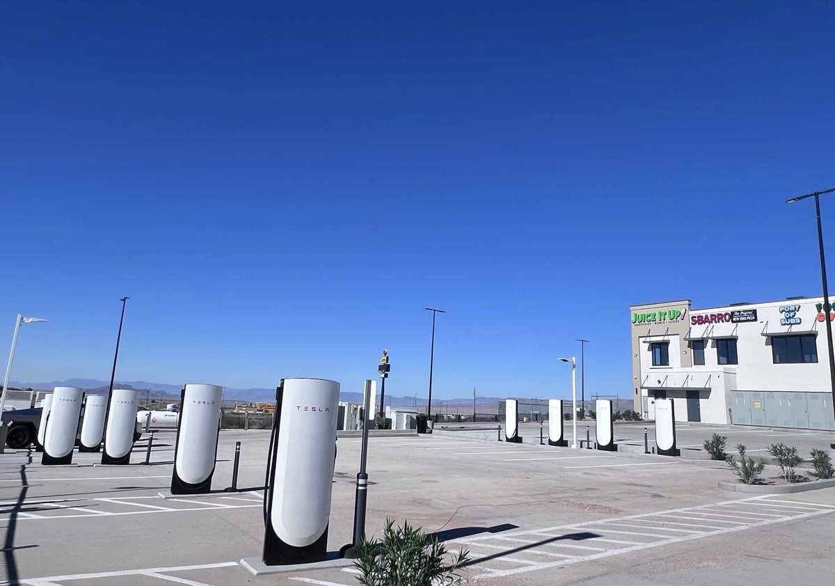 TeslaCharging's tweet photo. New Tesla Supercharger: Kingman, AZ - East Fire Grounds Road (12 stalls) 
https://t.co/1BqkBRQgxj https://t.co/EaxKUnwMdu
