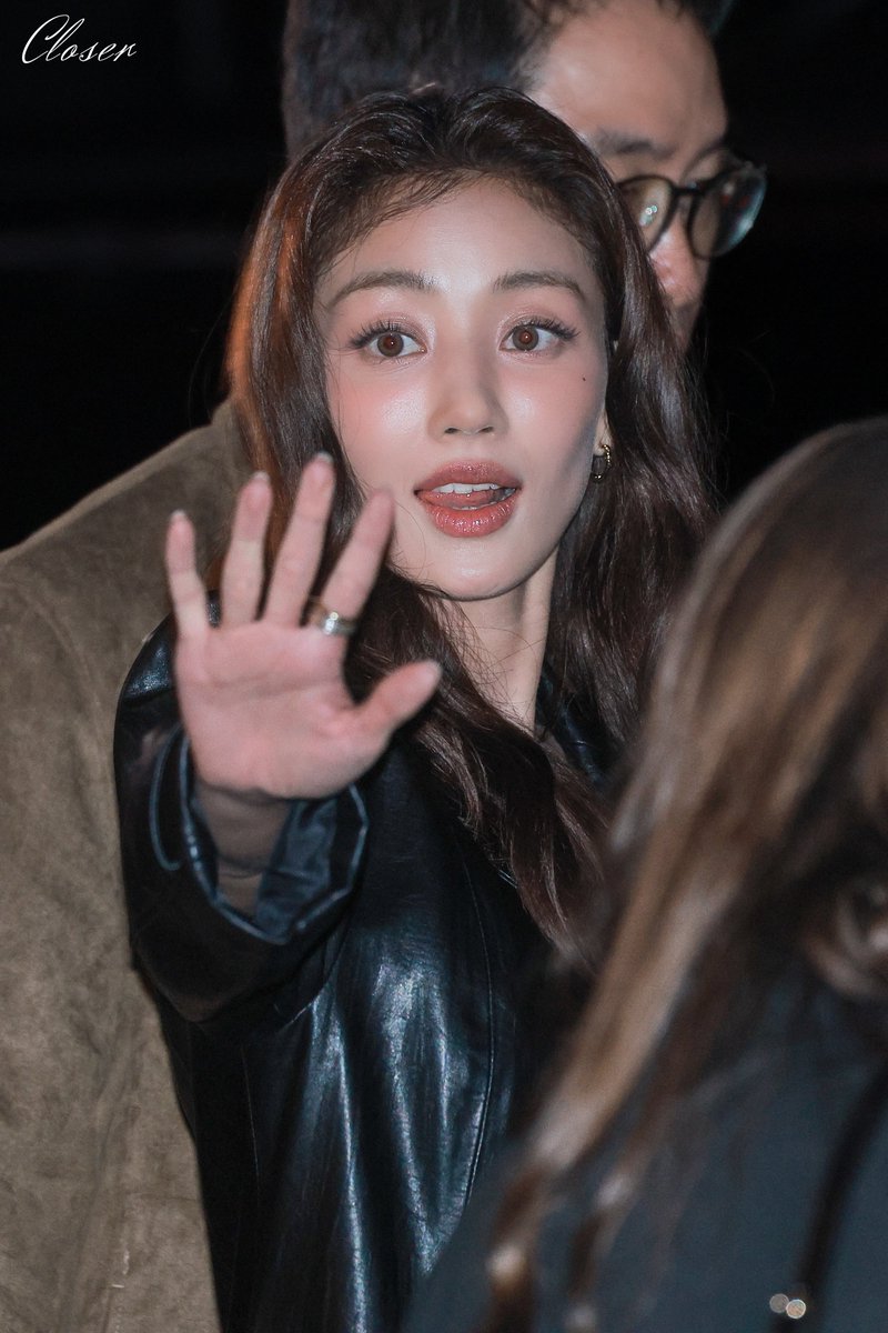 zyo970201's tweet photo. 261002 pre

😎✨👋

#ChristianLouboutinSS27xJIHYO
#TWICE #트와이스 #지효  #JIHYO #ジヒョ https://t.co/5BPMDOaHA5