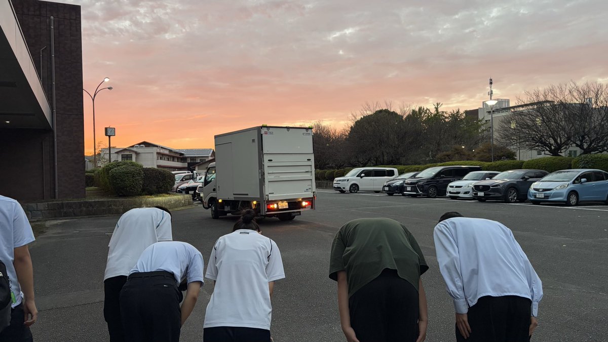 krobocon's tweet photo. 先ほどロボットを積み込んだトラックを送り出し、その後に部員もバスで出発しました！

今日はテストラン頑張ります🔥
#高専ロボコン https://t.co/NopArJTp7B