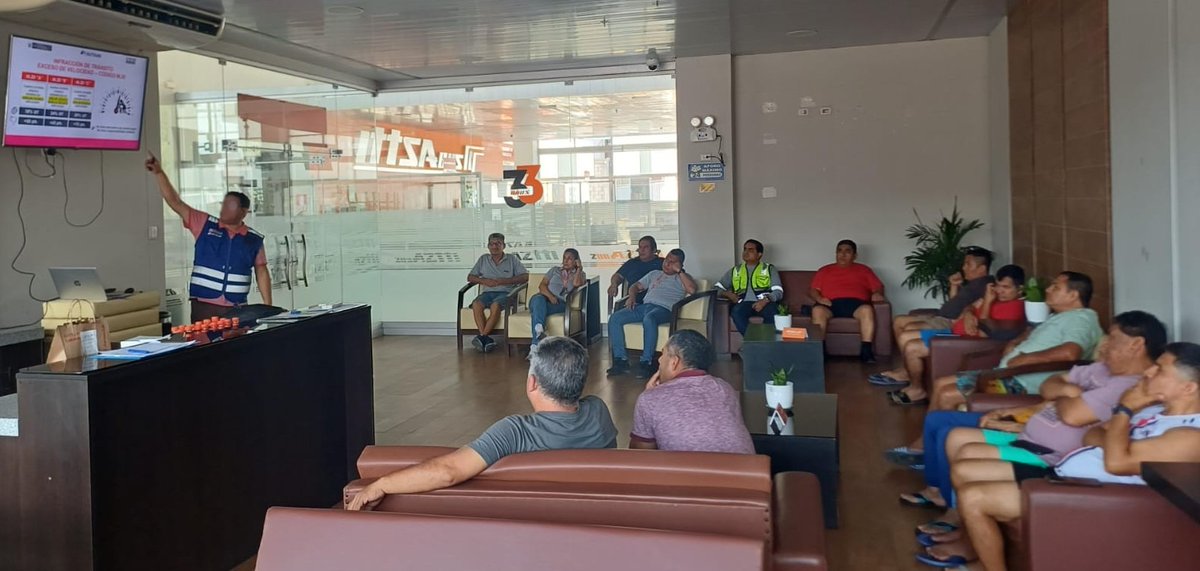 sutranperu's tweet photo. 🚨 #SutranEnAcciónNacional | Especialistas de Sutran brindaron asistencia técnica a empresas de transporte de ámbito nacional, con recomendaciones para mejorar el control de sus flotas y operaciones, promoviendo el cumplimiento de la normativa de tránsito y transporte terrestre📋 https://t.co/7JehNDHYcw