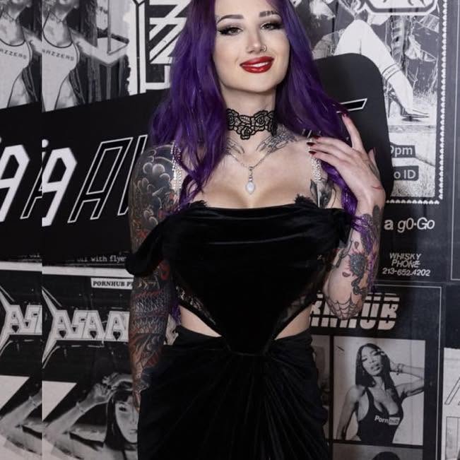 gothgrrlfriend's tweet photo. get you a girl that can do both #valericasteele https://t.co/EKiXEcUyGh