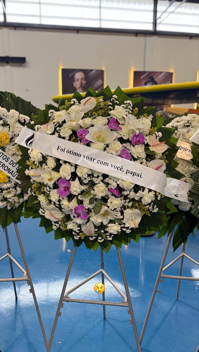 rarometeoro's tweet photo. a mensagem que o filho do lito escolheu para a coroa de flores 😔🤍 https://t.co/59HvtjiyON