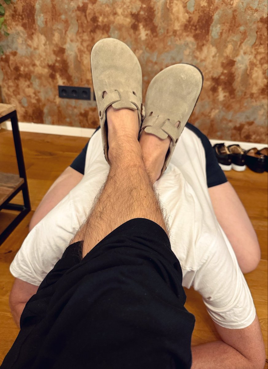 alphamaster_ger's tweet photo. Have a nice evening, my servants. 
I put my feet up and relax. 😏👇🏻🙇🏻‍♂️

#slave #humanfootrest #birks 
@ALPHAMSTR_slve https://t.co/6ICh8id8tf