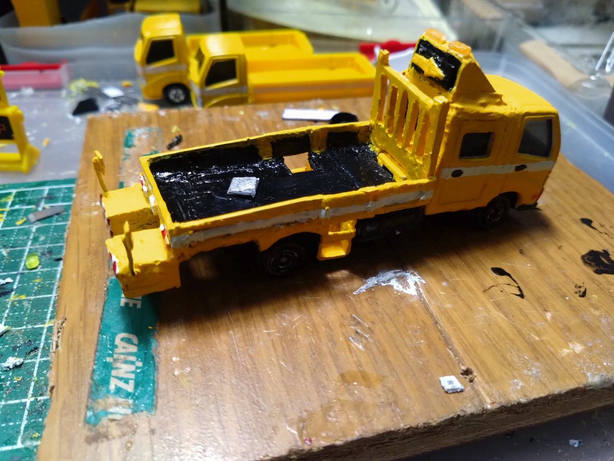H2SO4Fas's tweet photo. 無事に完成しました。

＃トミカ
＃トミカ改造
＃道路維持作業車 https://t.co/CJZiwxOus7