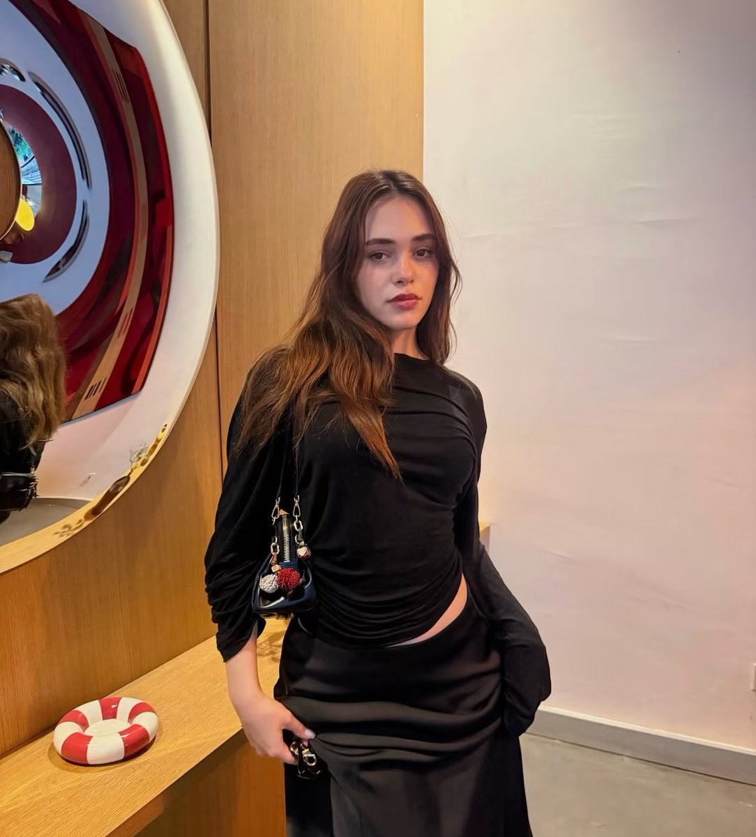 noluyobeeeeeee's tweet photo. Arkadaşlar yarın paylaşacaktım ama o kadar fazla DM aldım ki rahat uyuyamazdım Altı Üstü İstanbul oyuncuları Elçin ve Sena Mia kavga etmiş Kavganın nedeni ise Sena Mia’nın Elçin’in ekran süresinin fazla olmasına ve kendisine gereksiz yere iyi sahneler yazılmasına tepki göstermesi https://t.co/XwV24CZ0ib