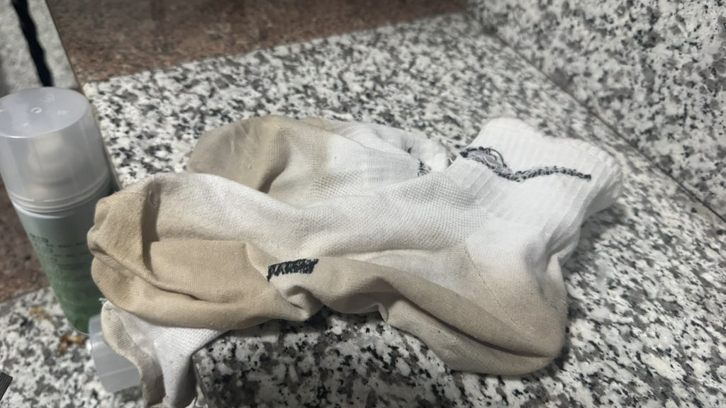 7uhd9q's tweet photo. 直男体育生踢完足球后的鞋袜🧦放在走廊散味 白袜焦黄 袜底全湿 趁着没人把袜子放在脸上疯狂过肺  一下就硬了 手上留下的直男的雄臭味道久久都没有散去 #直男 #白袜 #扫楼 #球鞋 https://t.co/lCAoRpItXQ