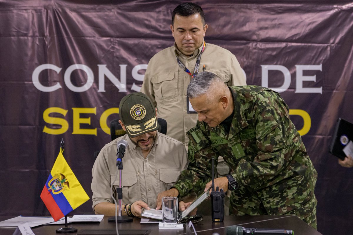 ABDELAESPRIELLA's tweet photo. Desde Sucre encabecé el Consejo de Seguridad con el mando militar y de policía para blindar el departamento, golpear las estructuras criminales y defender a la gente buena y trabajadora. 

¡Firme por la Patria!
¡Viva Cristo Rey!
(A.D.L.E.) 🇨🇴🐅 https://t.co/URFtkUiS3b