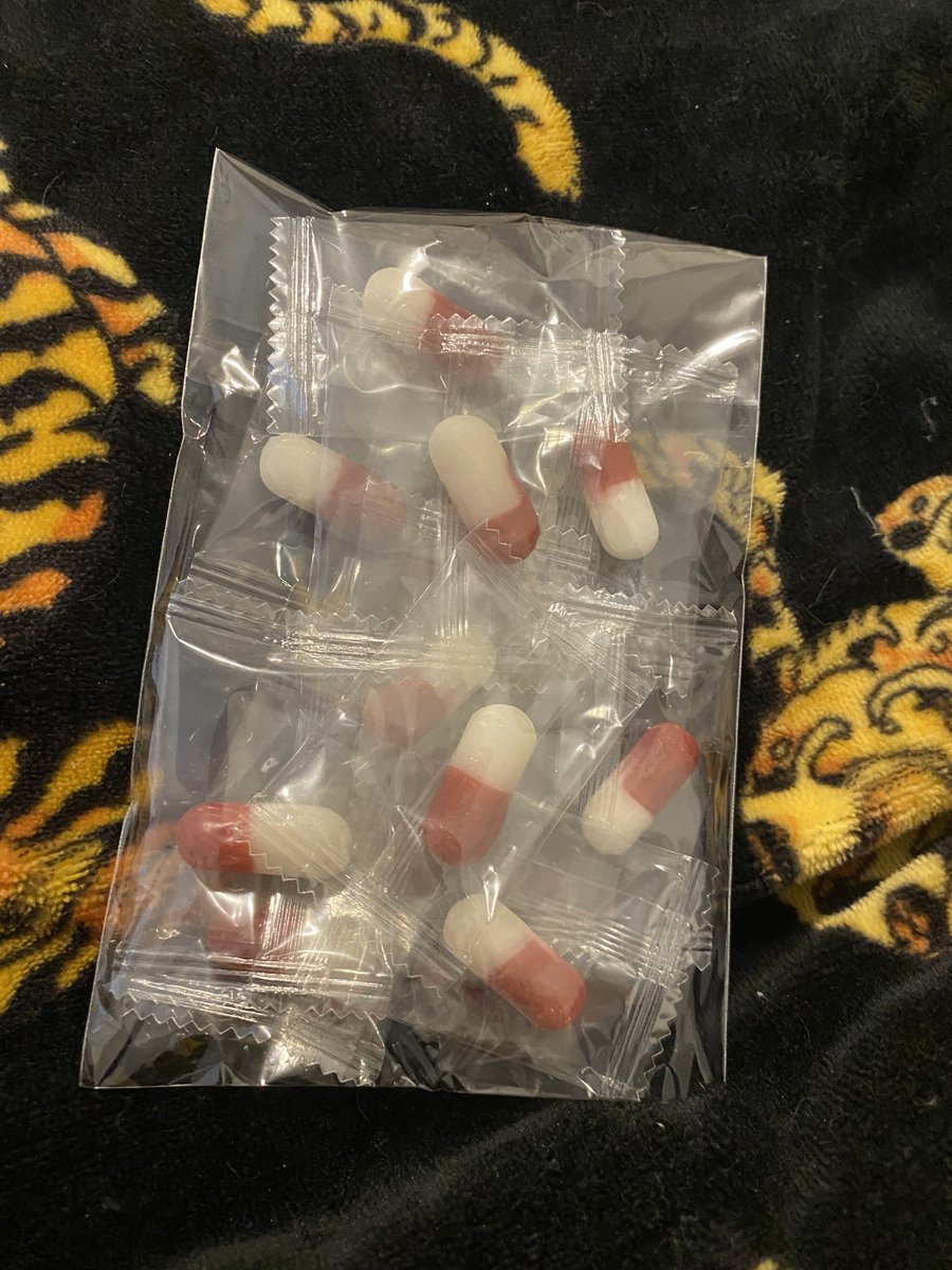 foxwetsitstail's tweet photo. i bought another note from shu because the red capsule candy is THAT good https://t.co/0H85rnwcxq