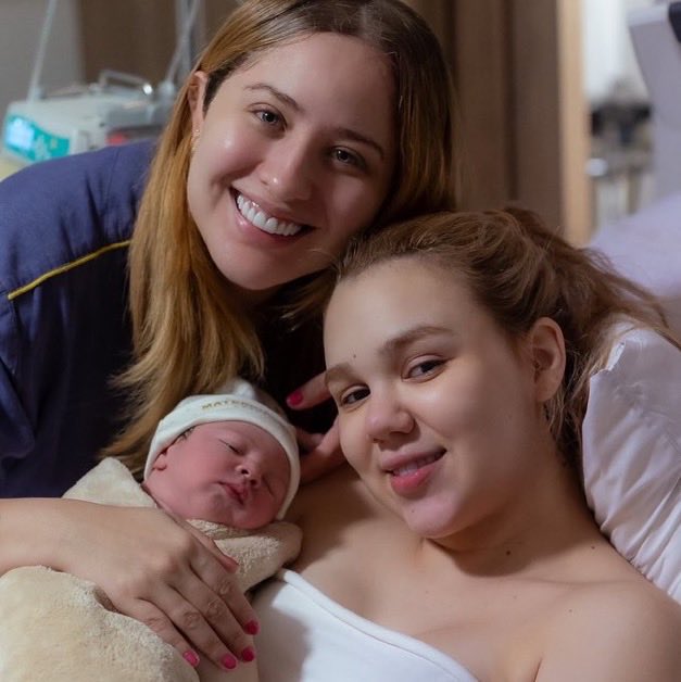 FalaramNet's tweet photo. 🚨VEJA: Mari Fernandez e Júlia Ribeiro mostraram o rostinho da filha do casal. https://t.co/t1aqp3ai9s