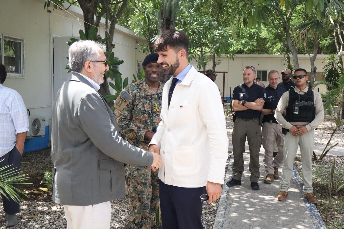 ambafranceht's tweet photo. #Sécurité| Ce 2 octobre, l’Ambassadeur de France s’est rendu à la base de Vertières des #FADH, où sont déployés des soldats de la #FRG.
Il a échangé avec plusieurs responsables de la Force, dont Jack Christofides, représentant spécial de la FRG et le colonel Mahamat Chahata, commandant du contingent tchadien de la mission, sur l’évolution de son déploiement et de ses opérations.
L’Ambassadeur s’est également entretenu avec le Major Saint-Louis des FAD’H sur la coopération militaire franco-haïtienne, notamment sur le partenariat #SABRE. En deux, environ une centaine de militaires haïtiens ont déjà été formés dans le cadre de ce partenariat.
La France reste mobilisée aux côtés de ses partenaires internationaux, pour contribuer au rétablissement de la sécurité et au retour à l’ordre constitutionnel en Haïti.