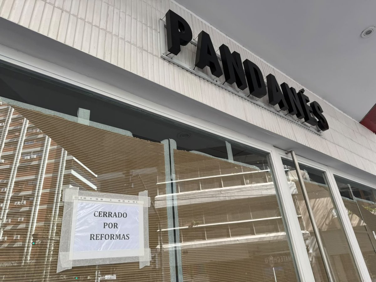 infobae's tweet photo. UNA RECONOCIDA CADENA DE PANADERÍAS CERRÓ TODOS SUS LOCALES, DESPIDIÓ 150 EMPLEADOS Y PEDIRÁ LA QUIEBRA | Por Ludmila Di Grande

Tras enfrentar una crisis financiera y entrar en concurso preventivo, la cadena de panaderías Pandanés cerró sus 25 sucursales, despidió a 150 empleados y solicitará la quiebra. Los trabajadores se enteraron durante la madrugada de que habían sido desvinculados y no pueden ingresar a los locales para retirar sus pertenencias, ya que la empresa cambió todas las cerraduras.

Según pudo saber Infobae, alrededor de las 3 de la mañana de este viernes todo el personal recibió la notificación de cierre y despido a través de un mensaje de WhatsApp: “Hoy tenemos que comunicarles una noticia muy difícil. Como les contamos, Pandanés viene atravesando una situación económica muy compleja. En este último tiempo estuvimos buscando distintas alternativas para poder continuar, pero, lamentablemente, no encontramos una solución que nos permita seguir adelante”.

Infobae 📎 https://t.co/7cFDfjnX8Q