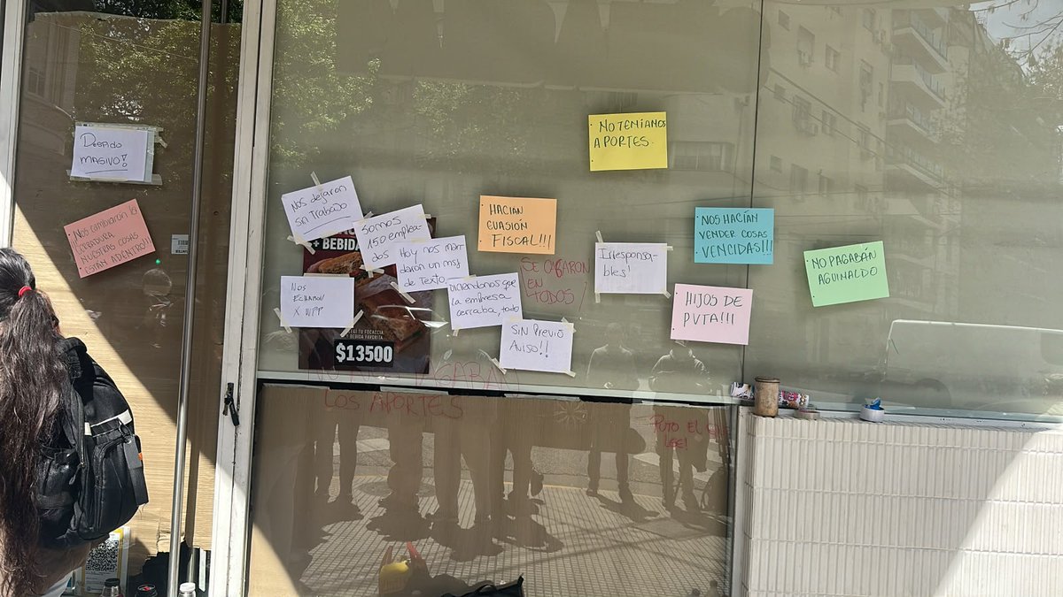 infobae's tweet photo. UNA RECONOCIDA CADENA DE PANADERÍAS CERRÓ TODOS SUS LOCALES, DESPIDIÓ 150 EMPLEADOS Y PEDIRÁ LA QUIEBRA | Por Ludmila Di Grande

Tras enfrentar una crisis financiera y entrar en concurso preventivo, la cadena de panaderías Pandanés cerró sus 25 sucursales, despidió a 150 empleados y solicitará la quiebra. Los trabajadores se enteraron durante la madrugada de que habían sido desvinculados y no pueden ingresar a los locales para retirar sus pertenencias, ya que la empresa cambió todas las cerraduras.

Según pudo saber Infobae, alrededor de las 3 de la mañana de este viernes todo el personal recibió la notificación de cierre y despido a través de un mensaje de WhatsApp: “Hoy tenemos que comunicarles una noticia muy difícil. Como les contamos, Pandanés viene atravesando una situación económica muy compleja. En este último tiempo estuvimos buscando distintas alternativas para poder continuar, pero, lamentablemente, no encontramos una solución que nos permita seguir adelante”.

Infobae 📎 https://t.co/7cFDfjnX8Q