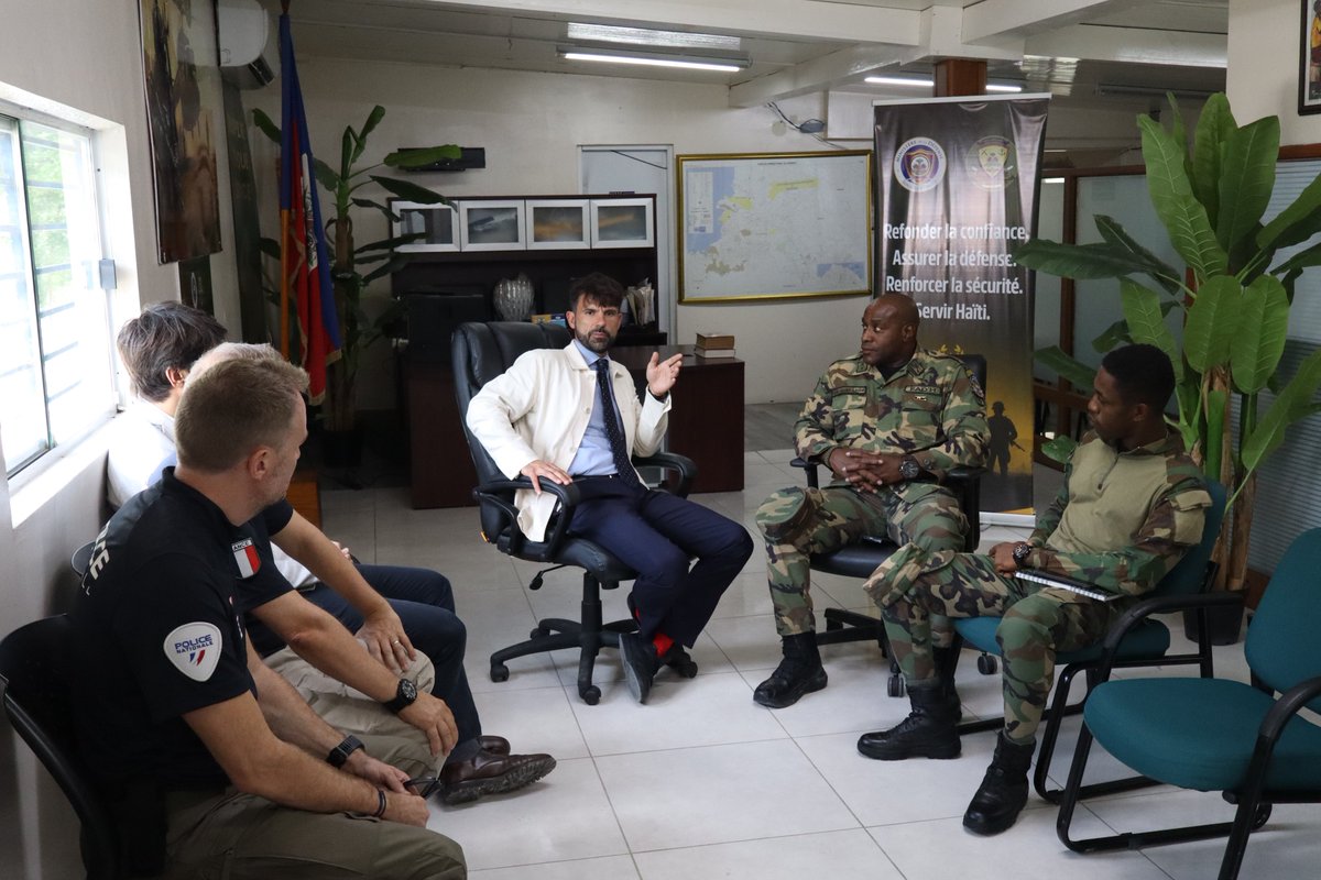 ambafranceht's tweet photo. #Sécurité| Ce 2 octobre, l’Ambassadeur de France s’est rendu à la base de Vertières des #FADH, où sont déployés des soldats de la #FRG.
Il a échangé avec plusieurs responsables de la Force, dont Jack Christofides, représentant spécial de la FRG et le colonel Mahamat Chahata, commandant du contingent tchadien de la mission, sur l’évolution de son déploiement et de ses opérations.
L’Ambassadeur s’est également entretenu avec le Major Saint-Louis des FAD’H sur la coopération militaire franco-haïtienne, notamment sur le partenariat #SABRE. En deux, environ une centaine de militaires haïtiens ont déjà été formés dans le cadre de ce partenariat.
La France reste mobilisée aux côtés de ses partenaires internationaux, pour contribuer au rétablissement de la sécurité et au retour à l’ordre constitutionnel en Haïti.