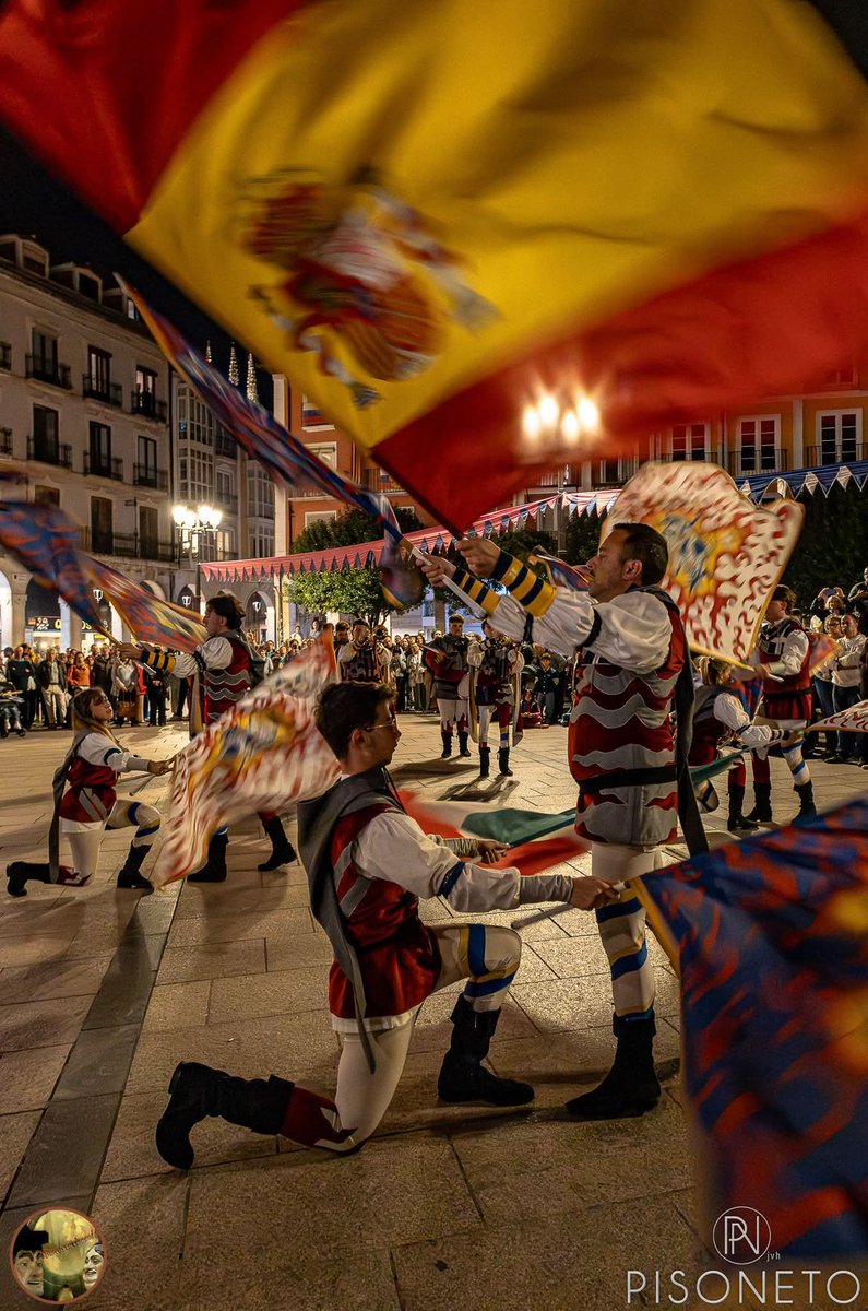Burgosenelmundo's tweet photo. Espectáculo en la Plaza Mayor de los abanderados en la Semana Cidiana de #Burgos. La ciudad se transforma por completo para revivir la leyenda, la tradición y el espíritu del Campeador.
​Es el momento de salir a la calle y disfrutar. 
Por Pisoneto Sáez Arroyo 
#Burgosenelmundo https://t.co/YqL5gktPxA