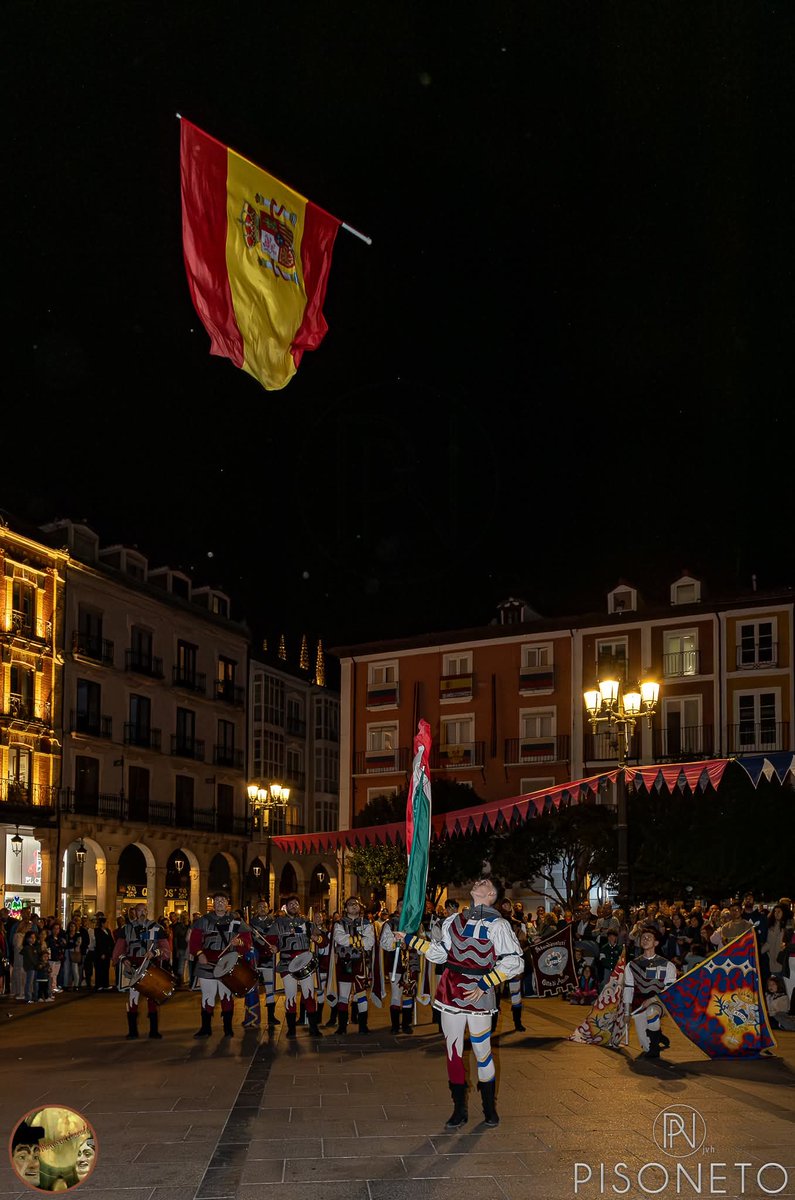 Burgosenelmundo's tweet photo. Espectáculo en la Plaza Mayor de los abanderados en la Semana Cidiana de #Burgos. La ciudad se transforma por completo para revivir la leyenda, la tradición y el espíritu del Campeador.
​Es el momento de salir a la calle y disfrutar. 
Por Pisoneto Sáez Arroyo 
#Burgosenelmundo https://t.co/YqL5gktPxA
