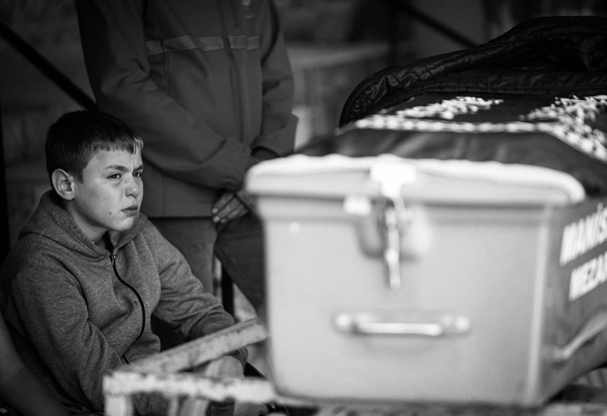 avelcinozge's tweet photo. Uzun zamandır hangi fotoğraf karesini paylaşırken bu kadar uzun düşündüm bilmiyorum.. 

Bu anı hiç unutmayalım.

#soma https://t.co/rNHN3cp3Dv