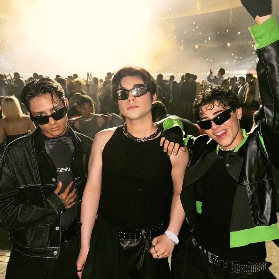 efesangirl's tweet photo. golden trio https://t.co/NQ1bStvwvy