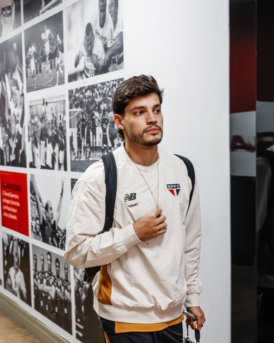 SaoPauloFC's tweet photo. 🏟️ A delegação tricolor já está no MorumBIS para o San-São!

#VamosSãoPaulo 🇾🇪

📸 Erico Leonan / São Paulo FC https://t.co/X9Fs1FKtcx