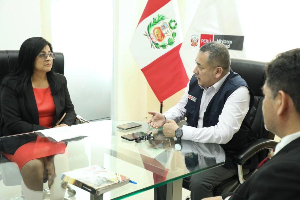 Minsa_Peru's tweet photo. 🤝 El #Minsa articula esfuerzos con el Poder Legislativo para fortalecer las atenciones médicas.
El viceministro de Prestaciones y Aseguramiento en Salud, Carlos Espinoza, sostuvo una reunión con los parlamentarios Carlos Zegarra, representante de Ica, y María Luisa Silupú, representante de Piura, para abordar acciones orientadas a mejorar los servicios y fortalecer la infraestructura sanitaria en ambas regiones.