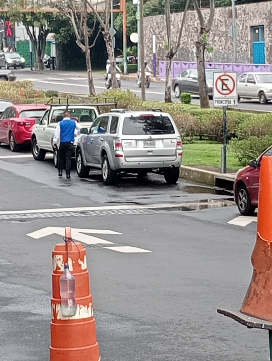 CatariCardillo's tweet photo. @AlcaldiaAO los valet parking de @BaltoroR violando la ley en avenida san jerónimo 372. Háganla valer y sancionen https://t.co/61oTZtqrtS