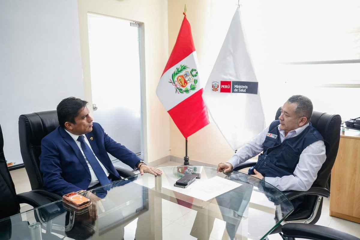 Minsa_Peru's tweet photo. 🤝 El #Minsa articula esfuerzos con el Poder Legislativo para fortalecer las atenciones médicas.
El viceministro de Prestaciones y Aseguramiento en Salud, Carlos Espinoza, sostuvo una reunión con los parlamentarios Carlos Zegarra, representante de Ica, y María Luisa Silupú, representante de Piura, para abordar acciones orientadas a mejorar los servicios y fortalecer la infraestructura sanitaria en ambas regiones.