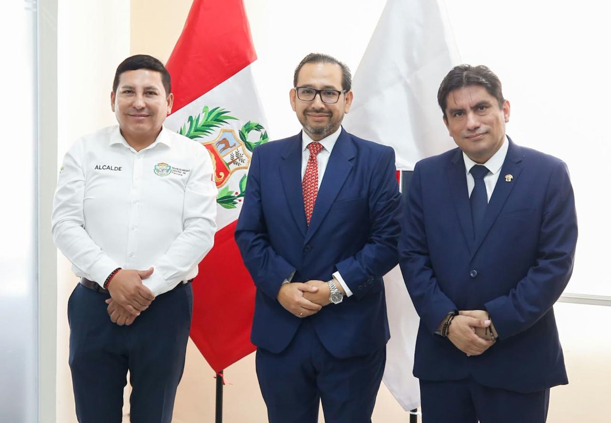 Minsa_Peru's tweet photo. 🤝 El #Minsa articula esfuerzos con el Poder Legislativo para fortalecer las atenciones médicas.
El viceministro de Prestaciones y Aseguramiento en Salud, Carlos Espinoza, sostuvo una reunión con los parlamentarios Carlos Zegarra, representante de Ica, y María Luisa Silupú, representante de Piura, para abordar acciones orientadas a mejorar los servicios y fortalecer la infraestructura sanitaria en ambas regiones.