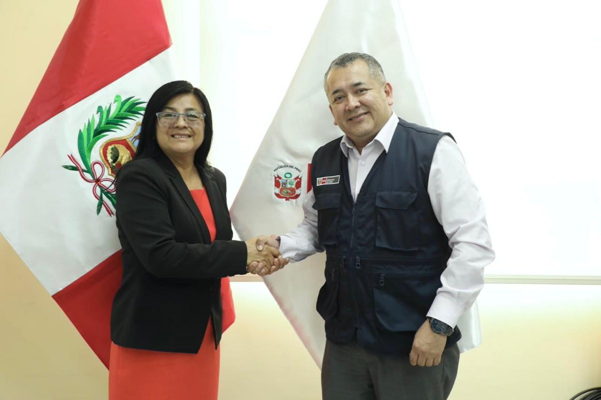 Minsa_Peru's tweet photo. 🤝 El #Minsa articula esfuerzos con el Poder Legislativo para fortalecer las atenciones médicas.
El viceministro de Prestaciones y Aseguramiento en Salud, Carlos Espinoza, sostuvo una reunión con los parlamentarios Carlos Zegarra, representante de Ica, y María Luisa Silupú, representante de Piura, para abordar acciones orientadas a mejorar los servicios y fortalecer la infraestructura sanitaria en ambas regiones.