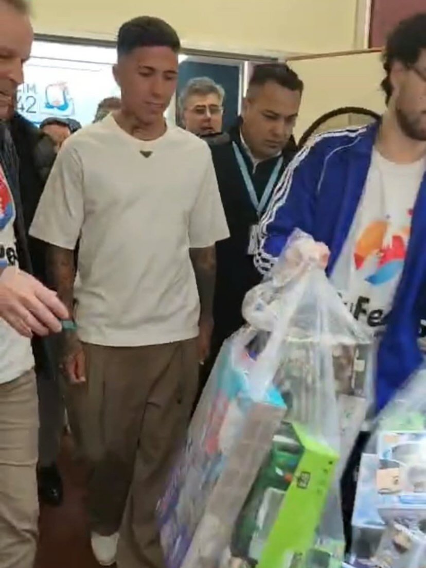 Gaabanaa's tweet photo. Enzo fue de visita a un Hospital para llevarle regalos a los niños 🥹 https://t.co/4DDPhJnn7T