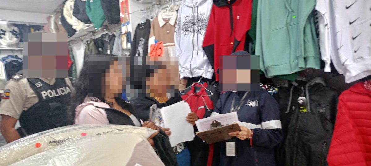 SRIoficialEc's tweet photo. #SRIenImbabura

En el centro de Ibarra verificamos que la mercadería que se expende tenga el respaldo documental correspondiente y que los locales comerciales cumplan con la normativa tributaria vigente. https://t.co/JNJAoHdVCy