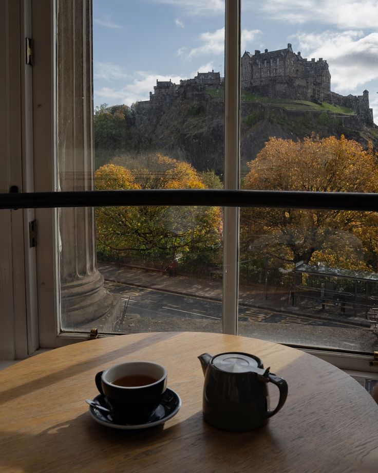greenvibe's tweet photo. autumn in Edinburgh feels like https://t.co/pkP3HTyKho