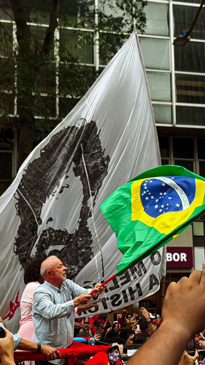 Sergiorobert99's tweet photo. Que fotaço! 🇧🇷

Domingo é 13!

CHUVA DE LULA 13
MEU VOTO É LULA 
#SenadorAliadoDoLula
#DeputadoAliadoDoLula https://t.co/sOX8aVqIoh
