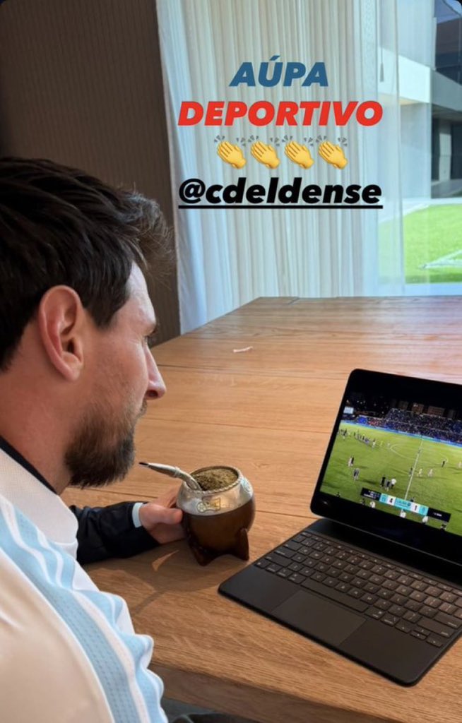 CulesBrc's tweet photo. ❤️💙💻 Lionel Messi, sur son ordinateur portable pour suivre son nouveau club CD Eldense contre le Real Oviedo.

Messi a racheté le club jeudi, devenant ainsi propriétaire à 100% de l'équipe de Segunda División espagnole.

Eldense a gagné 4-1 ce soir. 🇪🇸 https://t.co/VRkkxUICEN