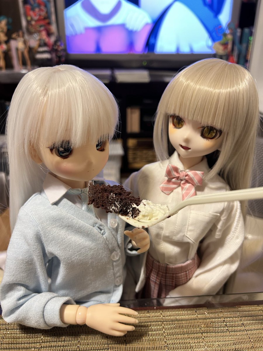 suuu_san4's tweet photo. おはようございます。
10月1日は
双子姉妹″あんな〟と″なぎちゃんの
お誕生日でした。
昨晩、自粛解禁で1日遅れでしたが
ケーキでお祝い🎊おめでとう‼︎
志摩リンちゃんと同じですね☺️
#おはドル
#アイリスコレクトプチ
#ゆるキャン
#本栖高校 https://t.co/Jur59RwrVQ