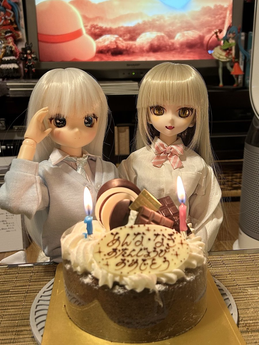 suuu_san4's tweet photo. おはようございます。
10月1日は
双子姉妹″あんな〟と″なぎちゃんの
お誕生日でした。
昨晩、自粛解禁で1日遅れでしたが
ケーキでお祝い🎊おめでとう‼︎
志摩リンちゃんと同じですね☺️
#おはドル
#アイリスコレクトプチ
#ゆるキャン
#本栖高校 https://t.co/Jur59RwrVQ