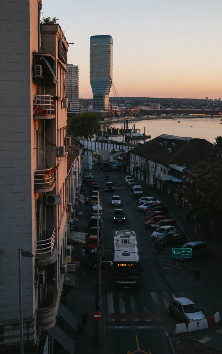 blue__lamp's tweet photo. Гуляла по Белграду на закате. Нравится, когда рельеф города позволяет лучам солнца в таких цветах достигать земли https://t.co/e4XRjpiWZ8