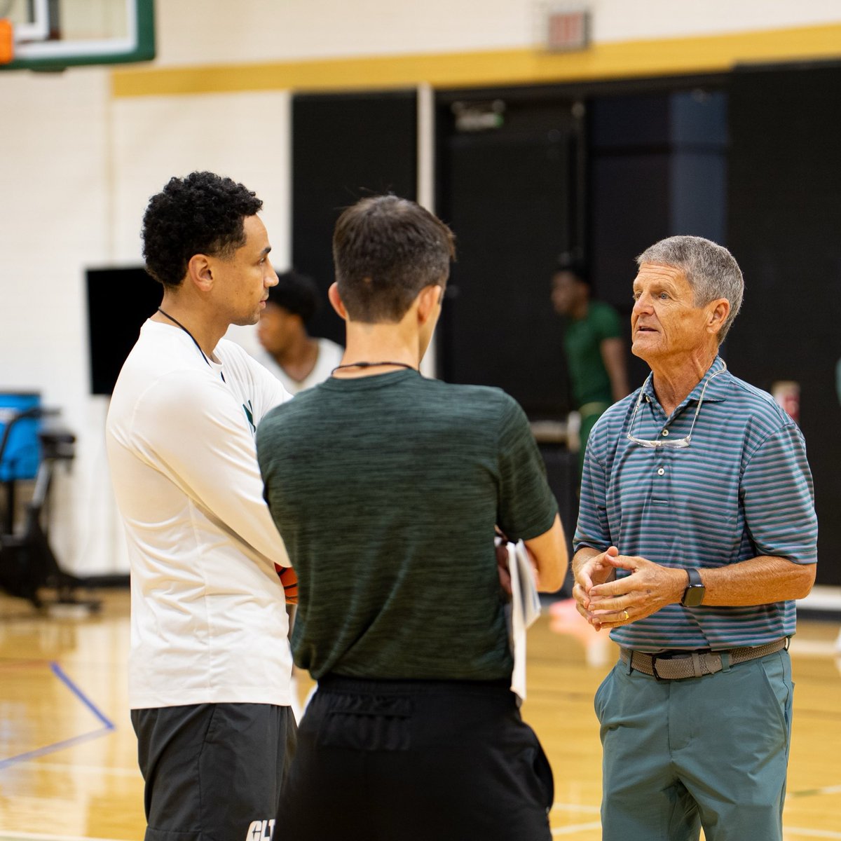 CharlotteMBB's tweet photo. Always great to have the 𝗟𝗲𝗴𝗲𝗻𝗱 Bobby Lutz stop by practice. https://t.co/pN4unhUA2S