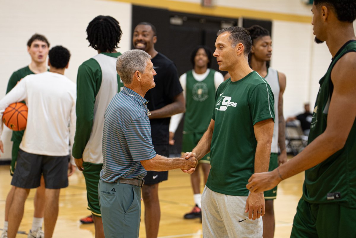 CharlotteMBB's tweet photo. Always great to have the 𝗟𝗲𝗴𝗲𝗻𝗱 Bobby Lutz stop by practice. https://t.co/pN4unhUA2S