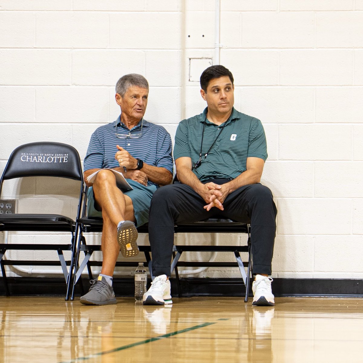 CharlotteMBB's tweet photo. Always great to have the 𝗟𝗲𝗴𝗲𝗻𝗱 Bobby Lutz stop by practice. https://t.co/pN4unhUA2S
