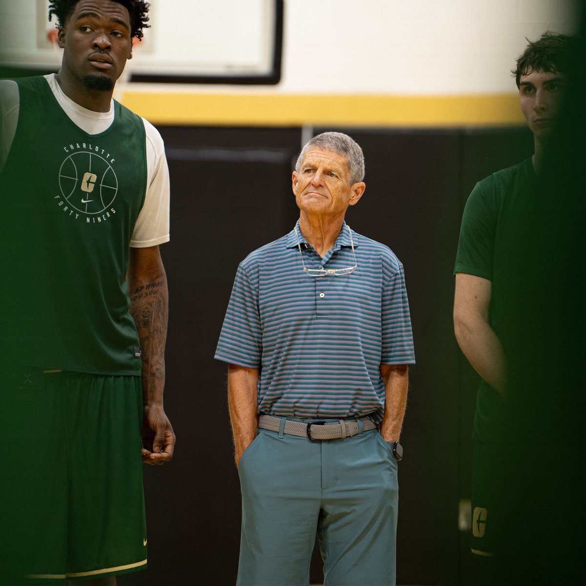 CharlotteMBB's tweet photo. Always great to have the 𝗟𝗲𝗴𝗲𝗻𝗱 Bobby Lutz stop by practice. https://t.co/pN4unhUA2S