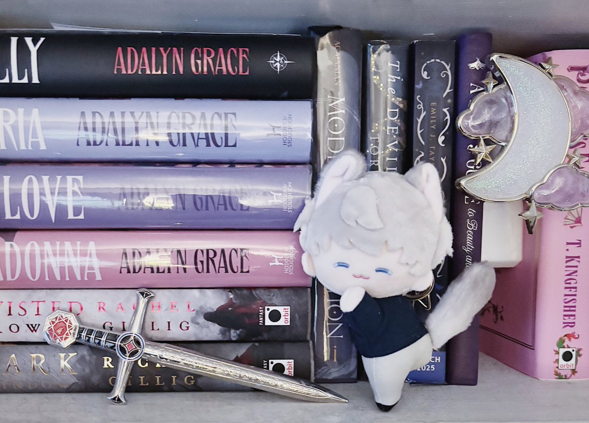 lovelymistsea's tweet photo. october 2nd

my one and only xavkitty keeping my books and treasures safe like the fearless hero he is 🤏🏻

#Xavier1016HappyBirthday 
#31DaysofXavtober 
#HappyOctovier https://t.co/R5cZwj4Hs1