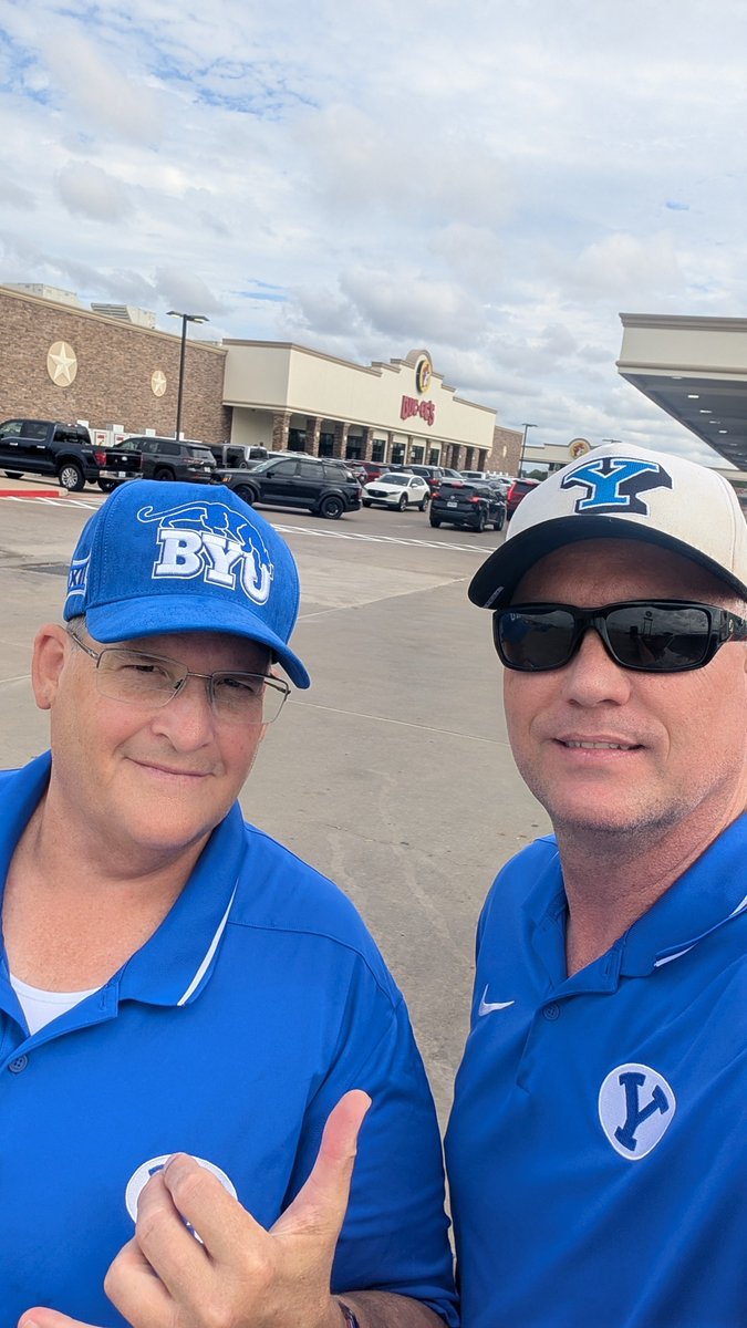 MoakFam's tweet photo. Houston ➡️ Buc-ee’s ➡️ Fort Worth. The Cougar caravan is officially on the road! 🏈🦫 #GoCougs #BeatTCU https://t.co/dOtGwM25Lp
