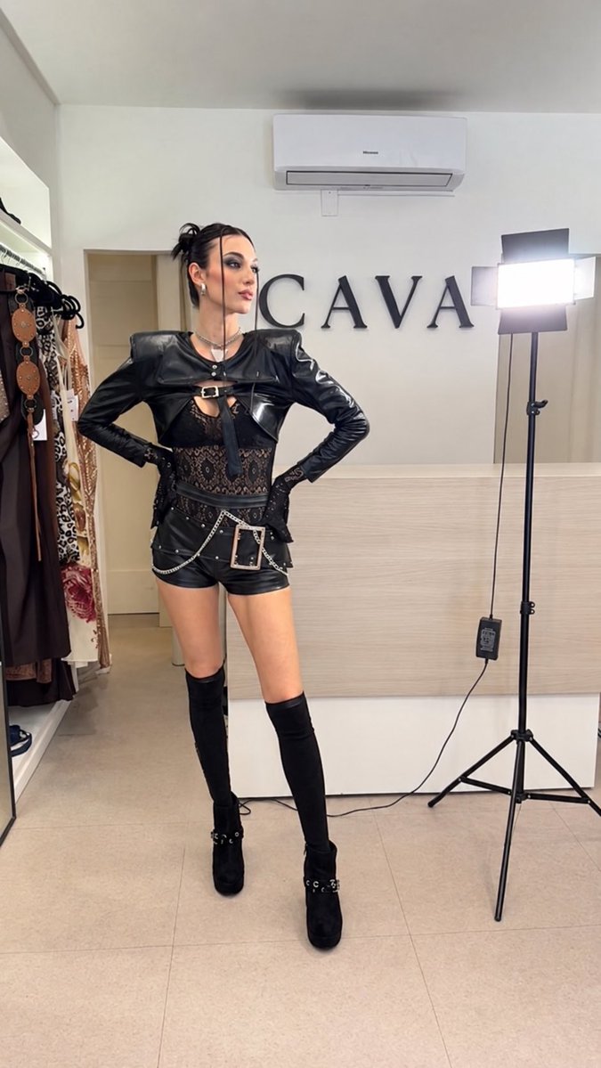 vvvalenr's tweet photo. Este lookaso diseñado por mi va a estar en el desfile de JOJO en el show de @MariaBecerra22 no lo puedo creerrrrrr 🔥 https://t.co/DTe0h8CPRB